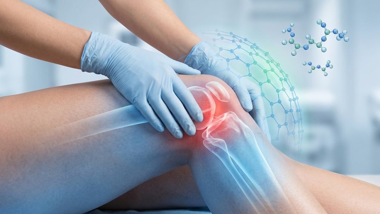 Knie mit Schutzhandschuh und einer Molekül-Darstellung.